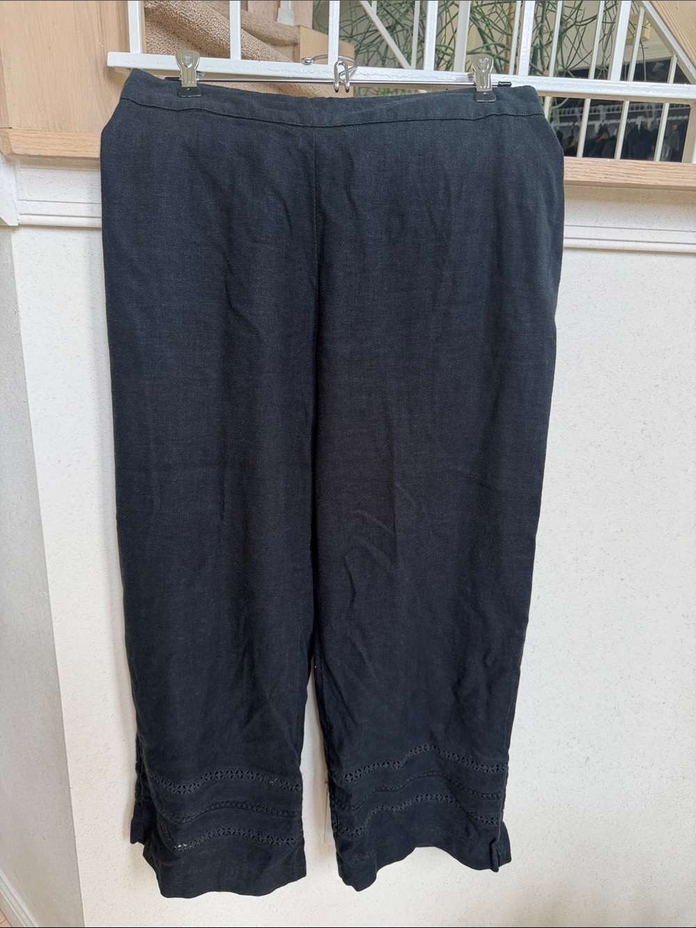 Isaac Mizrahi Black Linen-Cotton Capris with Eyelet Hem